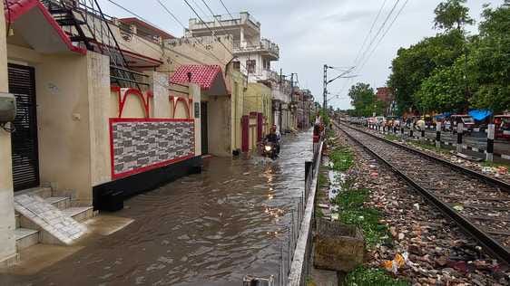 फोटो-28, भोलेपुर में भरे पानी से गुजरते वाहन। संवाद फोटो-28, भोलेपुर में भरे पानी से गुजरते वाहन। संवाद