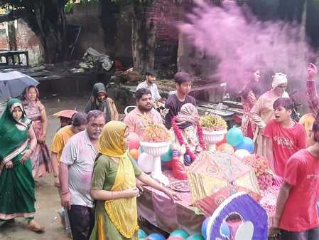 गुलावठी की सनोटा नहर में गणपति बप्पा का विसर्जन करते भक्त। स्रोत: संगठन