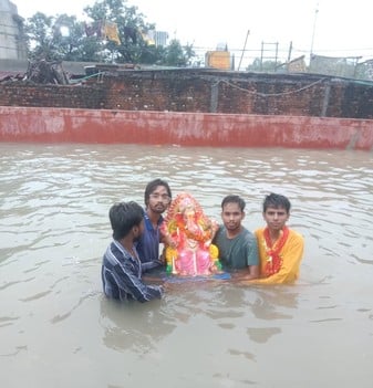 गुलावठी की सनोटा नहर में गणपति बप्पा का विसर्जन करते भक्त। स्रोत: संगठन