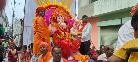 कछला गंगा घाट पर गणपति प्रतिमा का भू-विसर्जन करते भक्त। संवाद कछला गंगा घाट पर गणपति प्रतिमा का भू-विसर्जन करते भक्त। संवाद