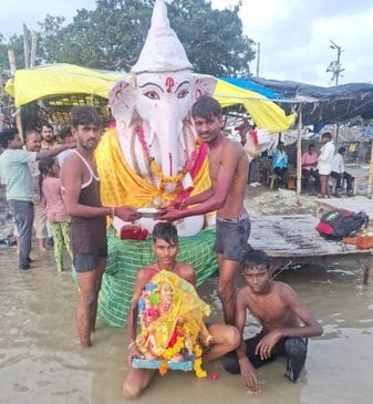 कछला गंगा घाट पर गणपति प्रतिमा का भू-विसर्जन करते भक्त। संवाद कछला गंगा घाट पर गणपति प्रतिमा का भू-विसर्जन करते भक्त। संवाद