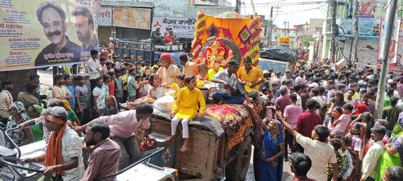 कछला गंगा घाट पर गणपति प्रतिमा का भू-विसर्जन करते भक्त। संवाद कछला गंगा घाट पर गणपति प्रतिमा का भू-विसर्जन करते भक्त। संवाद