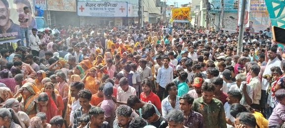 कछला गंगा घाट पर गणपति प्रतिमा का भू-विसर्जन करते भक्त। संवाद कछला गंगा घाट पर गणपति प्रतिमा का भू-विसर्जन करते भक्त। संवाद