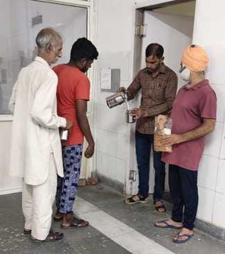 कुरुक्षेत्र। मरीजों को दूध और खाद्य सामग्री वितरित करते सदस्य। स्वयं