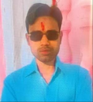 कर्मचारी अमित कुमार (31) की फाइल फोटो। साथी विकेश ने पटरे से उस पर हमला किया। वारदात कैमरे में 