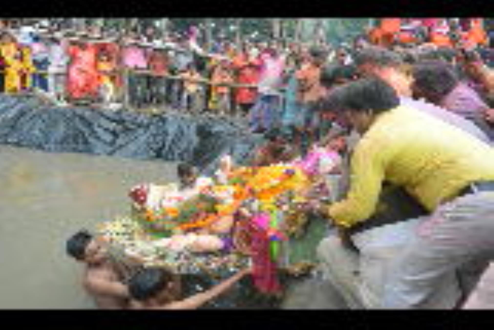 कुड़ियाघाट, झूलेलाल घाट और खाटू श्याम घाट पर भी बड़ी संख्या में लोग अपने घरों में स्थापित गणपति कुड़ियाघाट, झूलेलाल घाट और खाटू श्याम घाट पर भी बड़ी संख्या में लोग अपने घरों में स्थापित गणपति