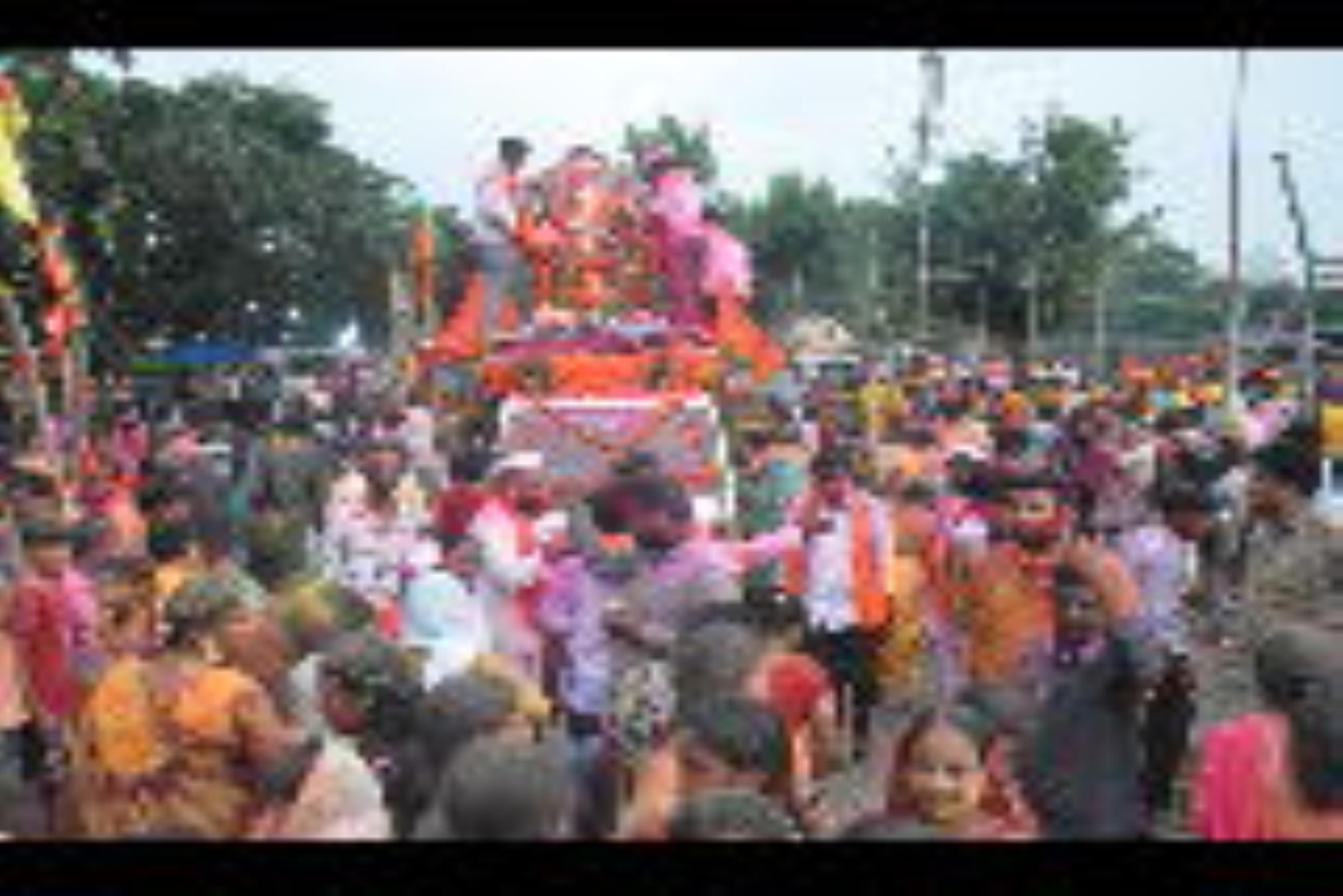 कुड़ियाघाट, झूलेलाल घाट और खाटू श्याम घाट पर भी बड़ी संख्या में लोग अपने घरों में स्थापित गणपति कुड़ियाघाट, झूलेलाल घाट और खाटू श्याम घाट पर भी बड़ी संख्या में लोग अपने घरों में स्थापित गणपति
