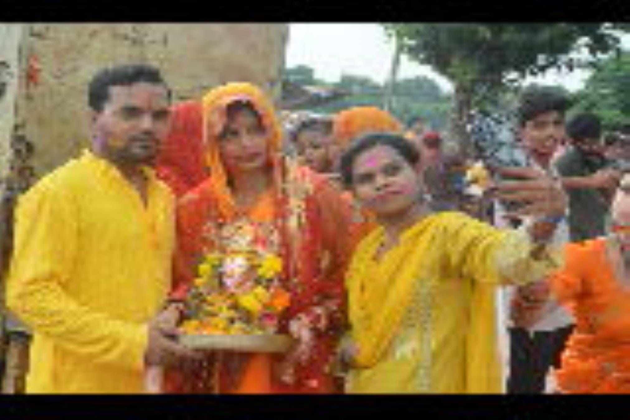 कुड़ियाघाट, झूलेलाल घाट और खाटू श्याम घाट पर भी बड़ी संख्या में लोग अपने घरों में स्थापित गणपति कुड़ियाघाट, झूलेलाल घाट और खाटू श्याम घाट पर भी बड़ी संख्या में लोग अपने घरों में स्थापित गणपति