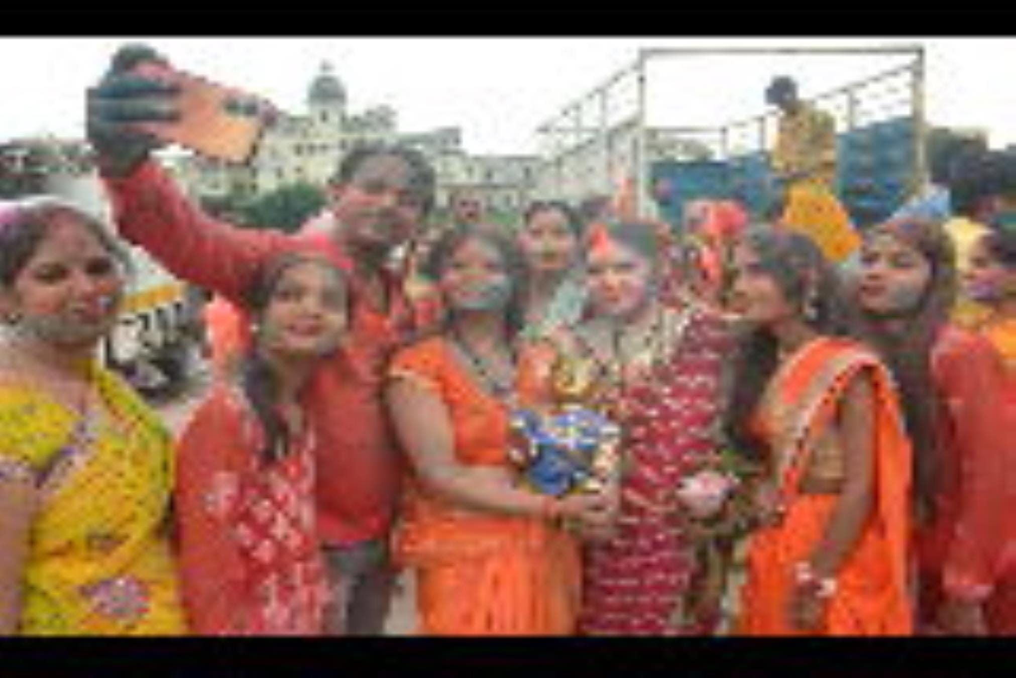 कुड़ियाघाट, झूलेलाल घाट और खाटू श्याम घाट पर भी बड़ी संख्या में लोग अपने घरों में स्थापित गणपति कुड़ियाघाट, झूलेलाल घाट और खाटू श्याम घाट पर भी बड़ी संख्या में लोग अपने घरों में स्थापित गणपति