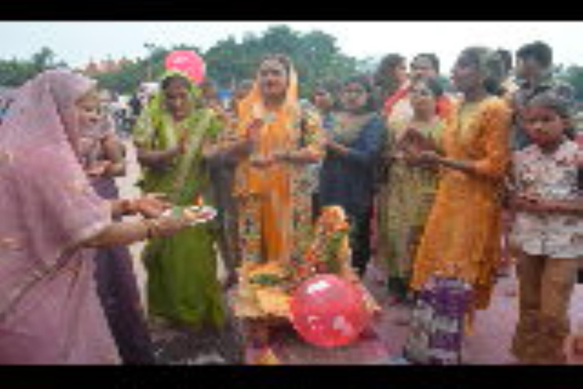 कुड़ियाघाट, झूलेलाल घाट और खाटू श्याम घाट पर भी बड़ी संख्या में लोग अपने घरों में स्थापित गणपति कुड़ियाघाट, झूलेलाल घाट और खाटू श्याम घाट पर भी बड़ी संख्या में लोग अपने घरों में स्थापित गणपति