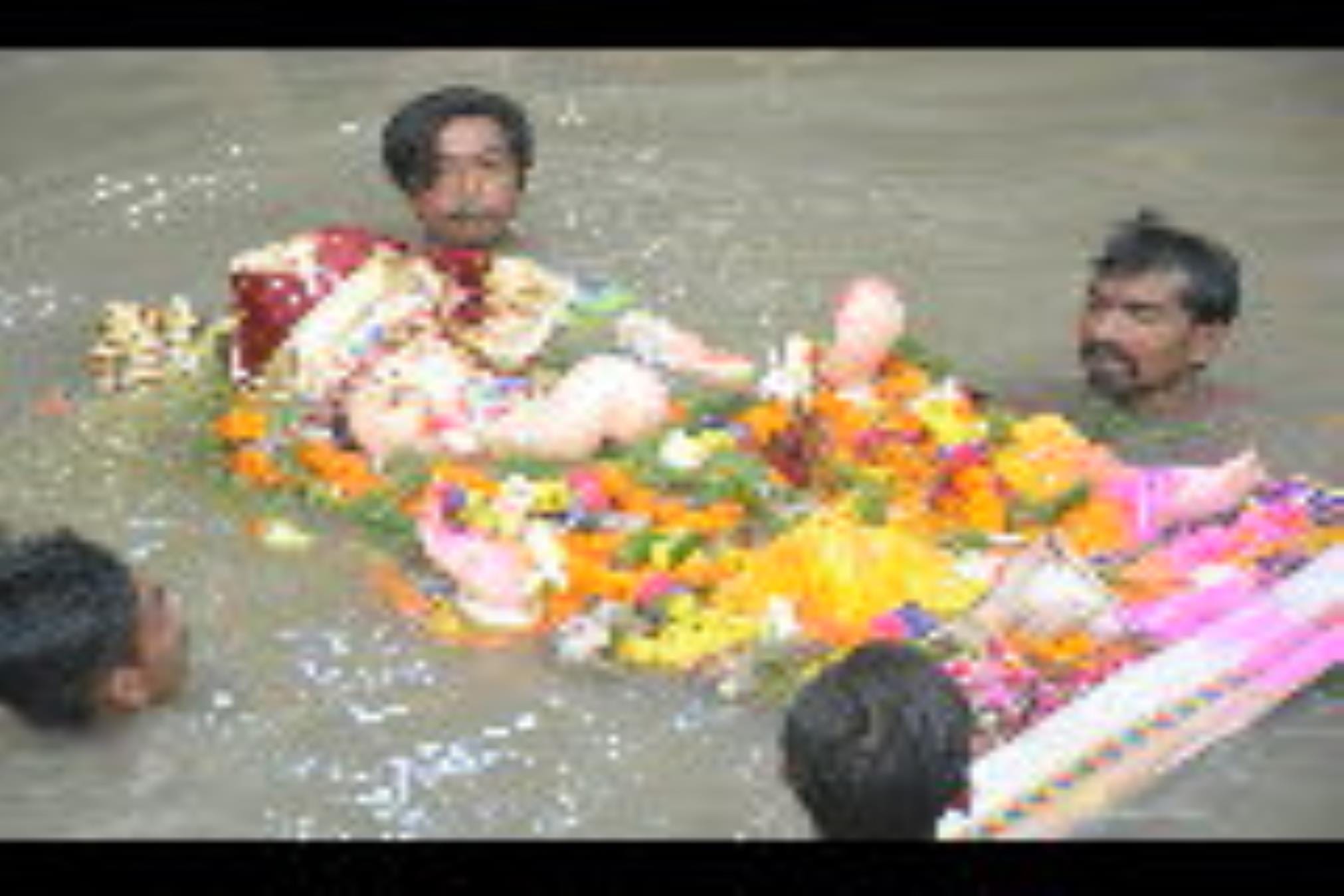 कुड़ियाघाट, झूलेलाल घाट और खाटू श्याम घाट पर भी बड़ी संख्या में लोग अपने घरों में स्थापित गणपति कुड़ियाघाट, झूलेलाल घाट और खाटू श्याम घाट पर भी बड़ी संख्या में लोग अपने घरों में स्थापित गणपति
