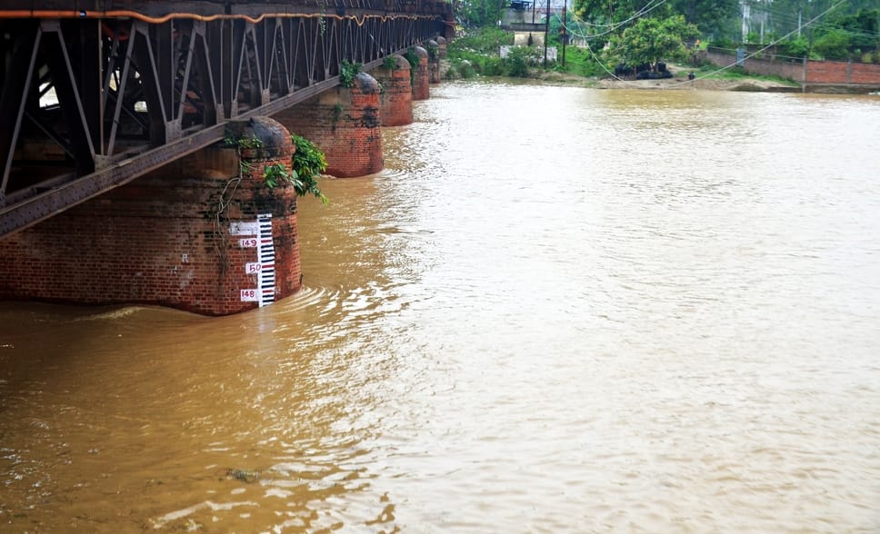 खन्नौत नदी में बढ़ रहा जलस्तर। संवाद खन्नौत नदी में बढ़ रहा जलस्तर। संवाद