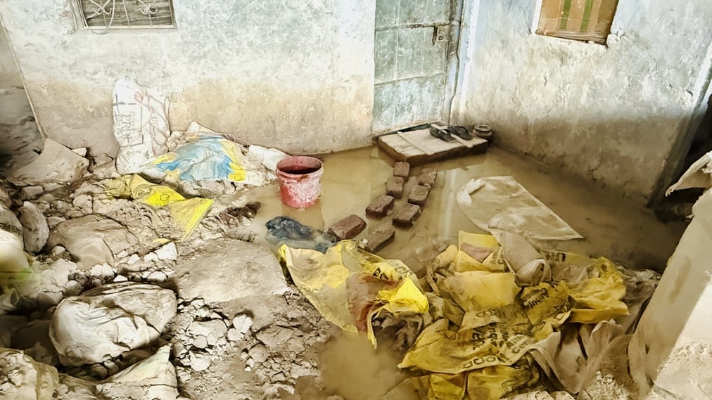 खुर्जा के मुंडाखेड़ा मार्ग स्थित पॉटरी में बारिश के पानी में भीगे रखे मिट्टी के कट्टे । संवाद खुर्जा के मुंडाखेड़ा मार्ग स्थित पॉटरी में बारिश के पानी में भीगे रखे मिट्टी के कट्टे । संवाद
