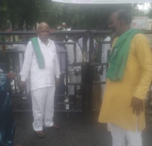 मोहनलालगंज खंड विकास कार्यालय पर धरना-प्रदर्शन करते किसान। मांगें पूरी न होने पर किसानों ने मुख मोहनलालगंज खंड विकास कार्यालय पर धरना-प्रदर्शन करते किसान। मांगें पूरी न होने पर किसानों ने मुख