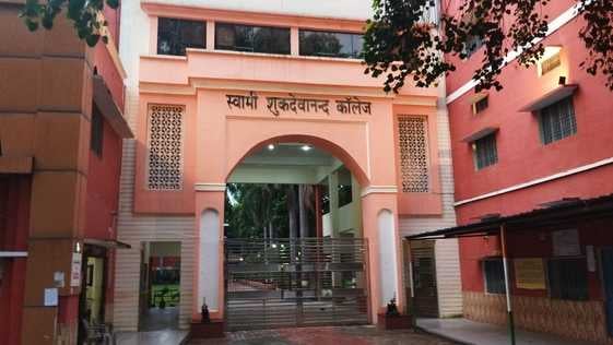 मुमुक्षु शिक्षा संकुल में मुख्य अधिष्ठाता स्वामी चिन्मयानंद सरस्वती का स्वागत करते प्राचार्य मुमुक्षु शिक्षा संकुल में मुख्य अधिष्ठाता स्वामी चिन्मयानंद सरस्वती का स्वागत करते प्राचार्य