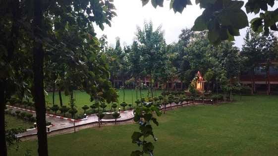 मुमुक्षु शिक्षा संकुल में मुख्य अधिष्ठाता स्वामी चिन्मयानंद सरस्वती का स्वागत करते प्राचार्य मुमुक्षु शिक्षा संकुल में मुख्य अधिष्ठाता स्वामी चिन्मयानंद सरस्वती का स्वागत करते प्राचार्य