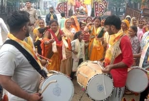 मिर्जापुर में गणेश जी की मूर्ति का विसर्जन करने जाते श्रद्धालु। संवाद मिर्जापुर में गणेश जी की मूर्ति का विसर्जन करने जाते श्रद्धालु। संवाद