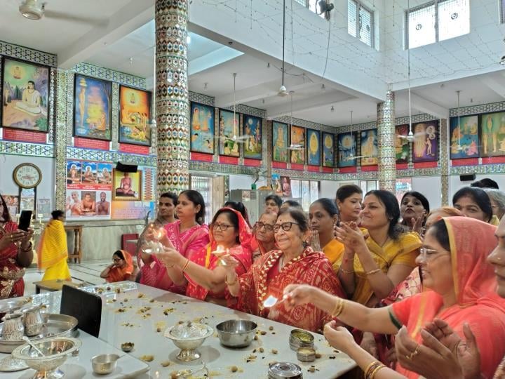 मंदिरों में श्रद्धालुओं ने पीले वस्त्र पहनकर तीर्थंकर शीतलनाथ भगवान का अभिषेक किया और विश्व शां मंदिरों में श्रद्धालुओं ने पीले वस्त्र पहनकर तीर्थंकर शीतलनाथ भगवान का अभिषेक किया और विश्व शां
