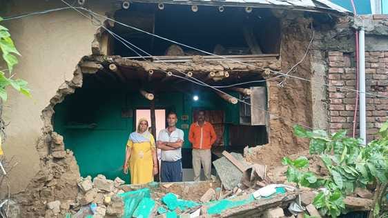 नगर परिषद नादौन के वार्ड चार में उप डाकघर के निकट घर में आई दरारें। संवाद। नगर परिषद नादौन के वार्ड चार में उप डाकघर के निकट घर में आई दरारें। संवाद।