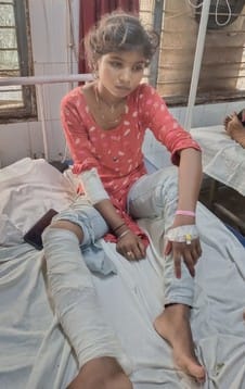 रिश्तेदार महिला की गोद में हादसे में घायल सत्यभान। संवाद