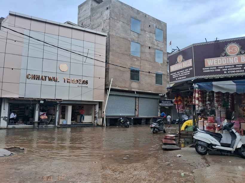 सिटी की कपड़ा मार्केट । संवाद