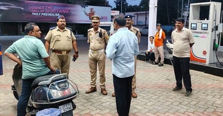 सदर स्थित पंप पर बिना हेलमेट पेट्रोल लेने के लिए नोकझोंक करता बाइकसवार। संवाद