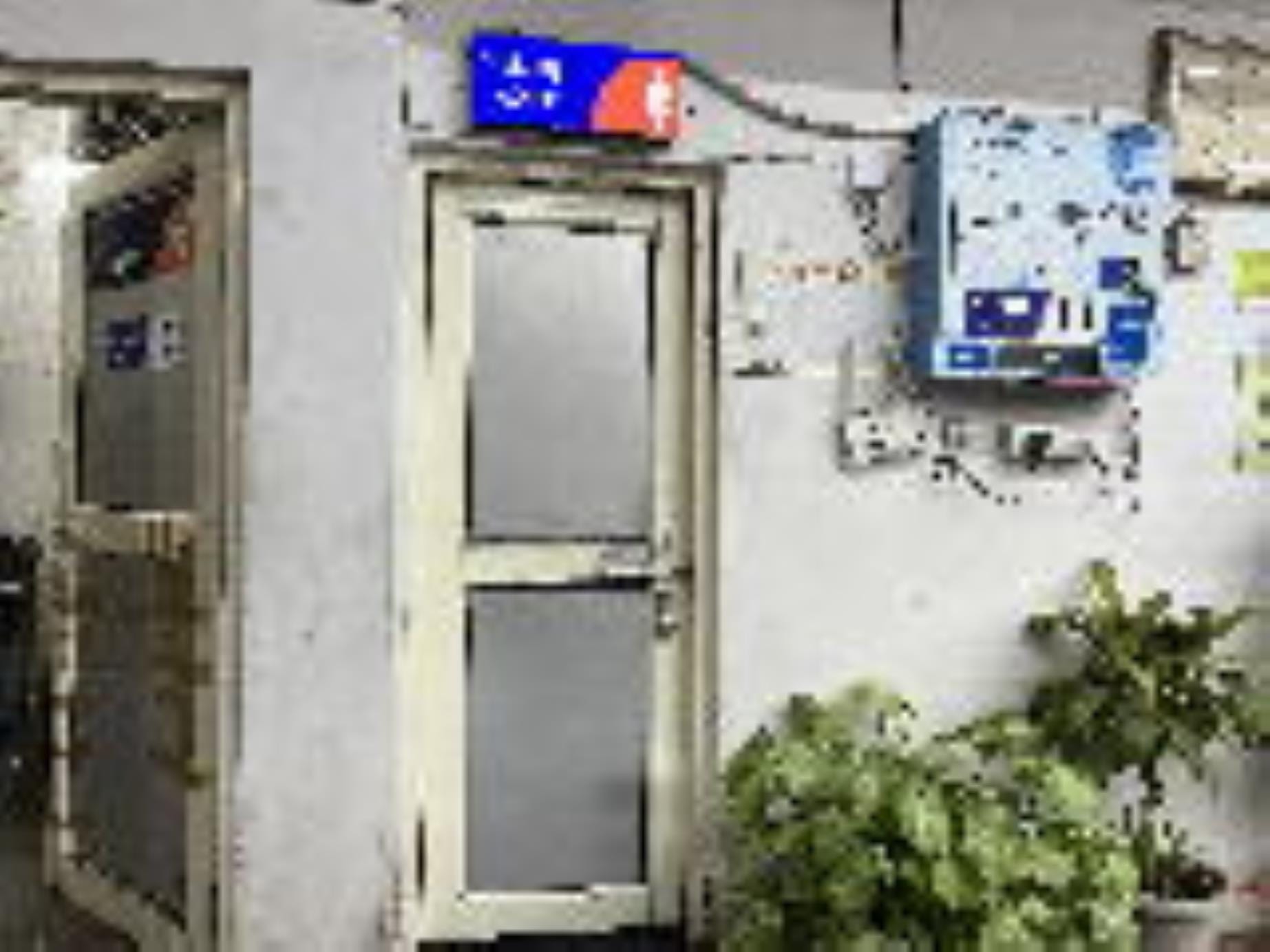 शौचालयों में लगा ताला।