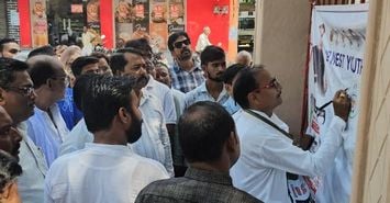 शाहजहांपुर में कांग्रेस की बैठक में बोलते कोऑर्डिनेटर कौशलेंद्र यादव। संवाद