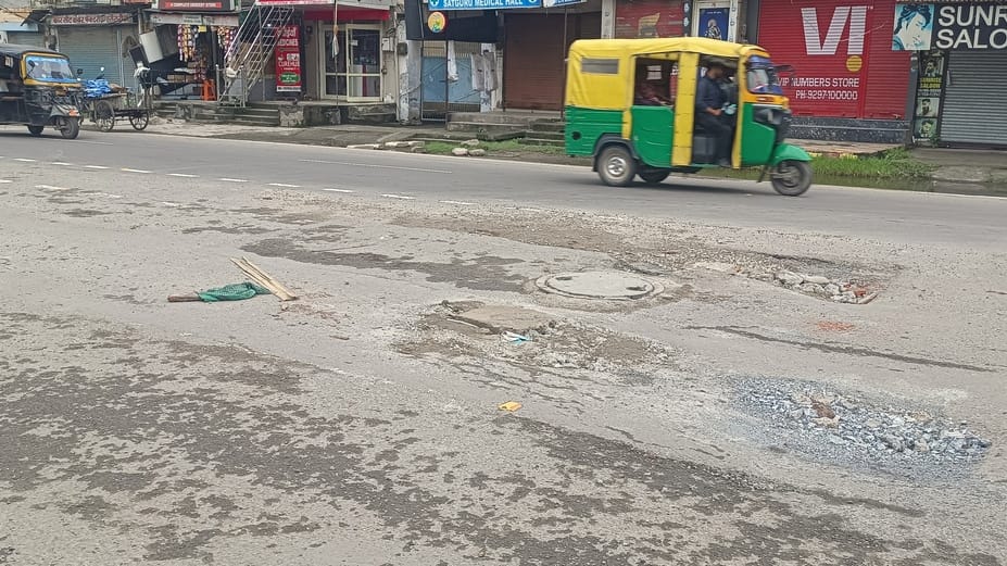 शहर के पुरानी दिल्ली रोड पर बारिश से हुए गड्ढे। संवाद शहर के पुरानी दिल्ली रोड पर बारिश से हुए गड्ढे। संवाद