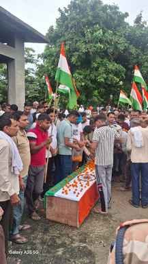 शामली क्षेत्र के गांव लिसाढ़ निवासी में मृतक जवान के परिजनों से वार्ता करते आई टी बीपी के अधिक शामली क्षेत्र के गांव लिसाढ़ निवासी में मृतक जवान के परिजनों से वार्ता करते आई टी बीपी के अधिक