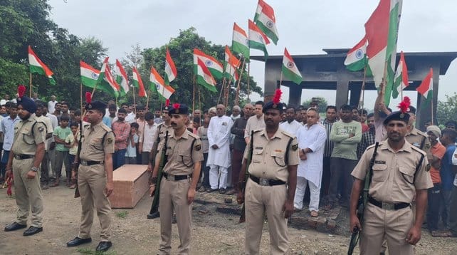 शामली क्षेत्र के गांव लिसाढ़ निवासी में मृतक जवान के परिजनों से वार्ता करते आई टी बीपी के अधिक शामली क्षेत्र के गांव लिसाढ़ निवासी में मृतक जवान के परिजनों से वार्ता करते आई टी बीपी के अधिक
