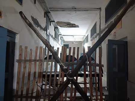 शामली सीएचसी में कक्ष 28 में महिलाओं के भर्ती होने के लिए बैड लगाता स्वास्थ्यकर्मी। संवाद शामली सीएचसी में कक्ष 28 में महिलाओं के भर्ती होने के लिए बैड लगाता स्वास्थ्यकर्मी। संवाद