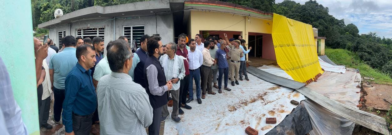श्री नयना देवी जी क्षेत्र में आपदा प्रभावित व्यक्ति को सांत्वना देते सांसद अनुराग सिंह ठाकुर। श्री नयना देवी जी क्षेत्र में आपदा प्रभावित व्यक्ति को सांत्वना देते सांसद अनुराग सिंह ठाकुर।