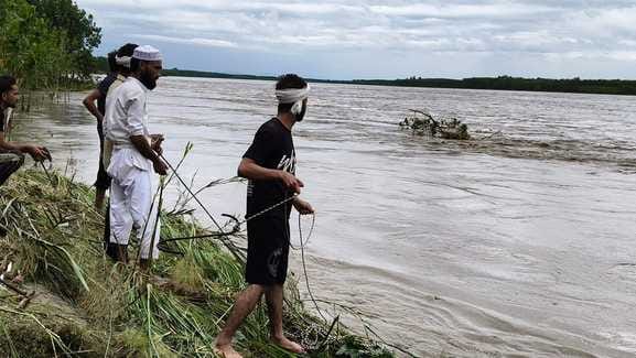 टापू कमालपुर के मुहाने से बह रही यमुना नदी उफान पर है जिसकी वजह से ग्रामीणों में दहशत का माहौल टापू कमालपुर के मुहाने से बह रही यमुना नदी उफान पर है जिसकी वजह से ग्रामीणों में दहशत का माहौल