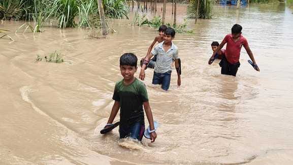 टापू कमालपुर के मुहाने से बह रही यमुना नदी उफान पर है जिसकी वजह से ग्रामीणों में दहशत का माहौल टापू कमालपुर के मुहाने से बह रही यमुना नदी उफान पर है जिसकी वजह से ग्रामीणों में दहशत का माहौल