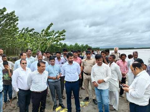 टापू कमालपुर के मुहाने से बह रही यमुना नदी उफान पर है जिसकी वजह से ग्रामीणों में दहशत का माहौल टापू कमालपुर के मुहाने से बह रही यमुना नदी उफान पर है जिसकी वजह से ग्रामीणों में दहशत का माहौल