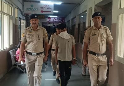 ऊना कोर्ट में भारी सुरक्षा के बीच राजीव कौशल उर्फ गग्गू को पेशी के ले जाते हुए पुलिस जवान।संवाद ऊना कोर्ट में भारी सुरक्षा के बीच राजीव कौशल उर्फ गग्गू को पेशी के ले जाते हुए पुलिस जवान।संवाद