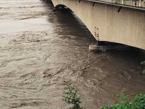 यमुना में बढ़ते जलस्तर को देखते ग्रामीण। संवाद यमुना में बढ़ते जलस्तर को देखते ग्रामीण। संवाद