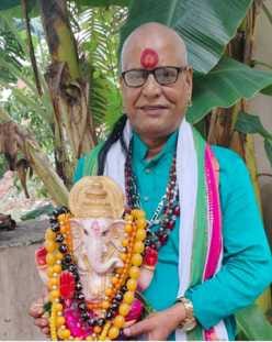 03 सीवन में आयोजित श्री गणेश उत्सव में आरती करते श्रद्धालु। संवाद