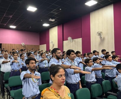 107.... प्रतियोगिता में बनाए गए पोस्टर दिखाते बच्चे। संस्थान