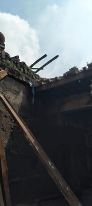 126... इंद्री गांव कलसौरा में बल्ली के सहारे रोकी गई छत्त की कंडियां। संवाद 126... इंद्री गांव कलसौरा में बल्ली के सहारे रोकी गई छत्त की कंडियां। संवाद