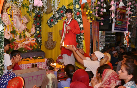 21.... सीएचडी सिटी के जेडसी ब्लाक में बप्पा की आरती करते श्रद्धालु। संवाद