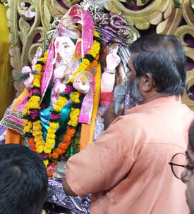 21.... सीएचडी सिटी के जेडसी ब्लाक में बप्पा की आरती करते श्रद्धालु। संवाद