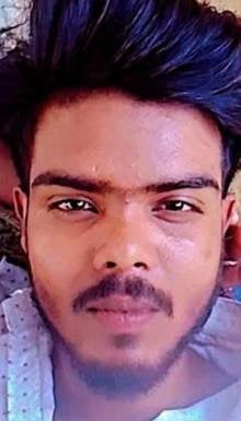24 निजामाबाद थाना क्षेत्र के मुईया मोड़ के पास सड़क दुर्घटना के बाद जुटी पुलिस एवं भीड़। संवाद