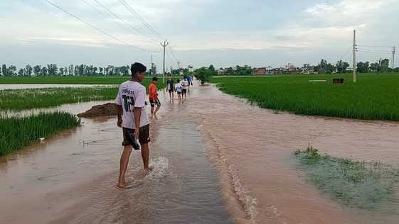 34 गुहला-चीका। रत्ताखेड़ा से सिहाली की सड़क पर बहता पानी। संवाद 34 गुहला-चीका। रत्ताखेड़ा से सिहाली की सड़क पर बहता पानी। संवाद