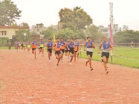 अग्निवीर भर्ती के लिए पुशअप लगाते अभ्यर्थी। स्त्रोत सेना