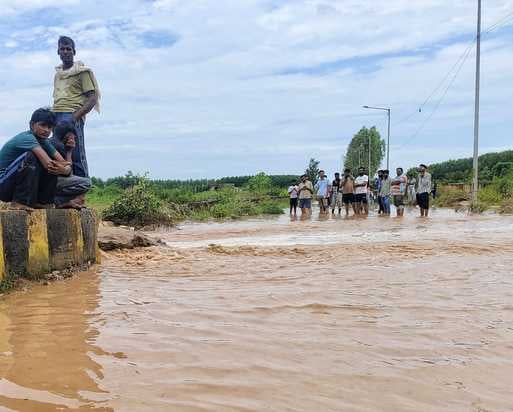 अंबाला-जगाधरी हाईवे पर ओद्यौगिक क्षेत्र के बाहर आया पानी व जलखुंभी: संवाद अंबाला-जगाधरी हाईवे पर ओद्यौगिक क्षेत्र के बाहर आया पानी व जलखुंभी: संवाद