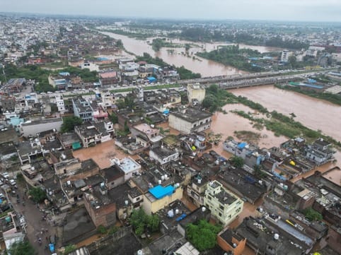 अंबाला कैंट से गुजर रही टांगरी नदी के उफान पर आने के बाद कॉलोनियों में घुसा पानी: ड्रोन स्त्रोत अंबाला कैंट से गुजर रही टांगरी नदी के उफान पर आने के बाद कॉलोनियों में घुसा पानी: ड्रोन स्त्रोत