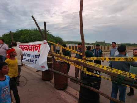 अंबाला कैंट से गुजर रही टांगरी नदी के उफान पर आने के बाद कॉलोनियों में घुसा पानी: ड्रोन स्त्रोत अंबाला कैंट से गुजर रही टांगरी नदी के उफान पर आने के बाद कॉलोनियों में घुसा पानी: ड्रोन स्त्रोत