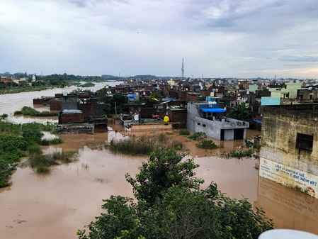 अंबाला कैंट से गुजर रही टांगरी नदी के उफान पर आने के बाद कॉलोनियों में घुसा पानी: ड्रोन स्त्रोत अंबाला कैंट से गुजर रही टांगरी नदी के उफान पर आने के बाद कॉलोनियों में घुसा पानी: ड्रोन स्त्रोत